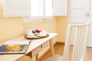 Fridge, microwave - Mybedcavour (Rome)