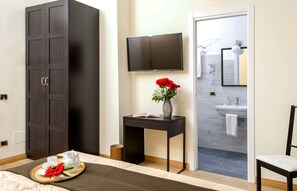 Double Room | Down comforters, pillowtop beds, minibar, in-room safe - Mybedcavour (Rome)