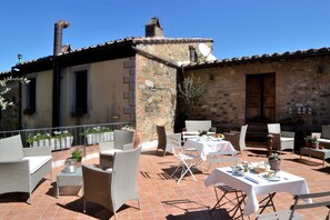 Outdoor dining - Il Palazzo Boutique B&B (Montalcino)