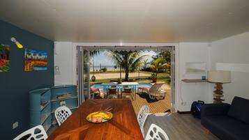 Comfort Chalet, 2 Bedrooms, Beach View, Beachfront | In-room dining