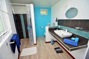 Comfort Chalet, 2 Bedrooms, Beach View, Beachfront | Bathroom | Shower, hair dryer, towels - Chalet Cardinal (Riambel)