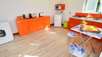 Chalet Confort, 2 chambres, vue plage, en front de plage | Cuisine privée | Réfrigérateur, micro-ondes (sur demande), four, plaque de cuisson