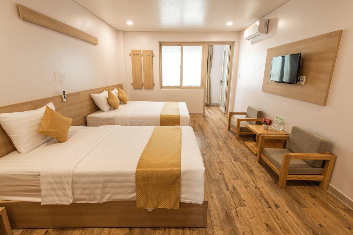 Phòng 3 Deluxe, ban công, quang cảnh thành phố | Minibar, két bảo mật tại phòng, bàn, màn/rèm cản sáng