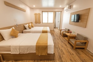Deluxe-Dreibettzimmer, Balkon, Stadtblick | Minibar, Zimmersafe, Schreibtisch, Verdunkelungsvorhänge