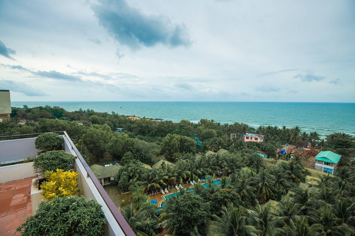 Deluxe Twin Room, 1 Bedroom, Balcony, Sea View | Minibar, in-room safe, desk, blackout drapes