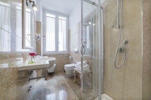 Comfort Double Room | Bathroom | Shower, free toiletries, hair dryer, bidet - Le Chiavi di Roma (Rome)