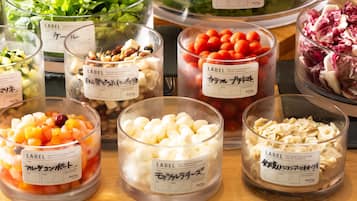 Diversos alimentos en recipientes transparentes con etiquetas, sobre una superficie de madera.