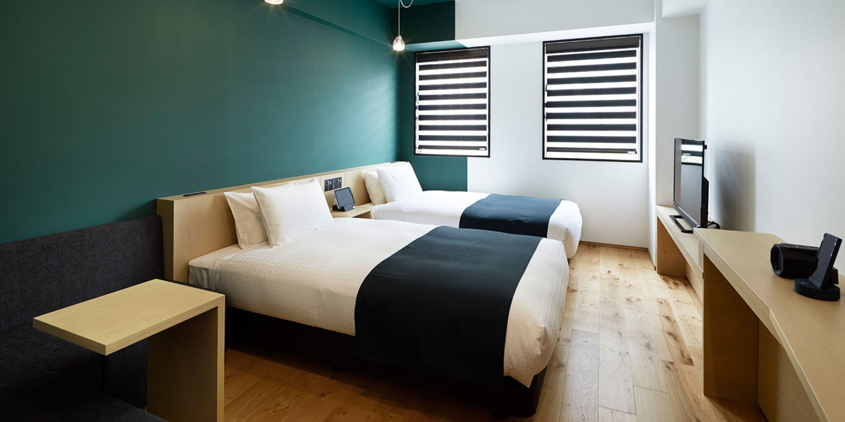 Tallelokero huoneessa, pimennysverhot, äänieristys, silitysrauta/-lauta