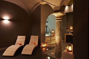 Behandlingsrum för par, bastu, bubbelpool och kroppsbehandlingar