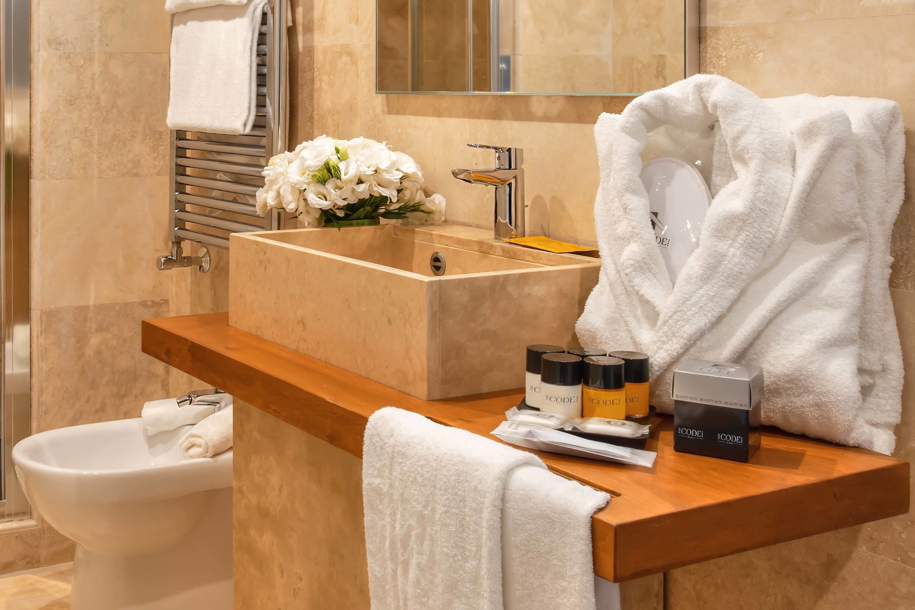 classic double room | bathroom | shower, free toiletries, hair dryer, bidet