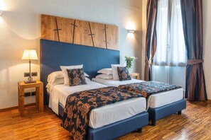 Caixa forta a l'habitació, escriptori i cortines opaques 