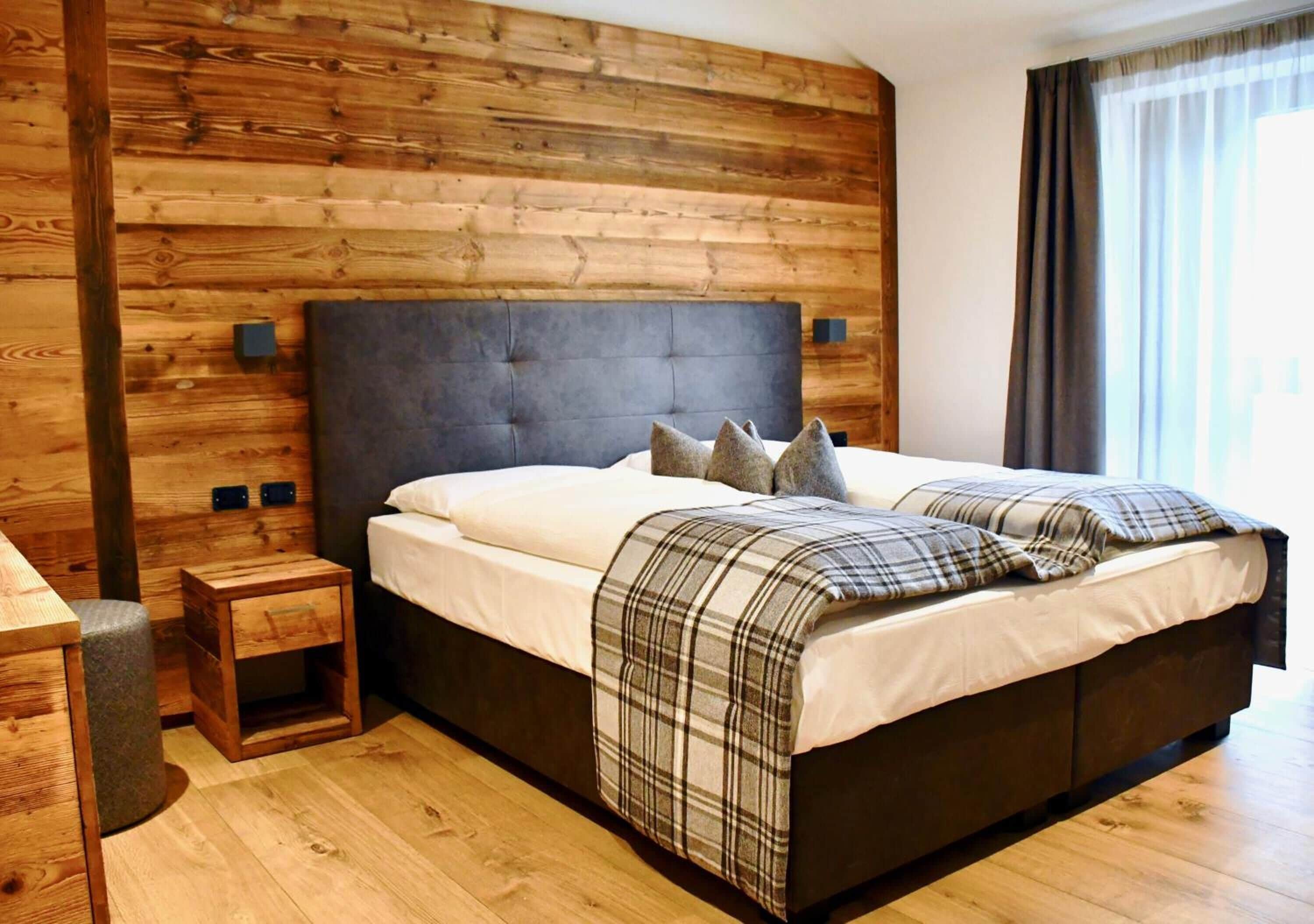 desk, soundproofing, free wifi