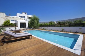Piscine extérieure, parasols de plage, chaises longues