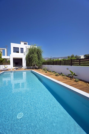 Outdoor pool, pool umbrellas, pool loungers - Seametry Villa (Chania)