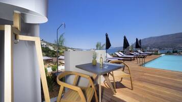 Ulkouima-allas, aurinkovarjoja, aurinkotuoleja