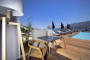 Piscine extérieure, parasols de plage, chaises longues