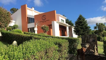 Vista frontal de la propiedad