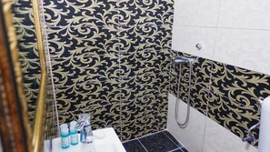 Chuveiro, toalhas de banho