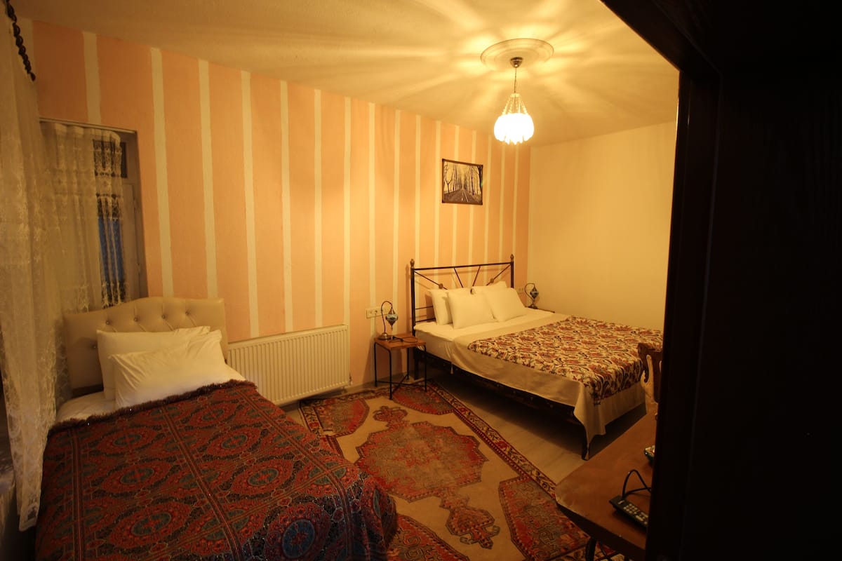 Standard Triple Room | Desk, soundproofing, WiFi (free), bed sheets
