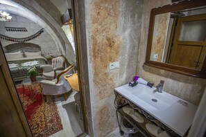 Arch Room | 浴室 | 淋浴設備、免費梳洗用品、風筒、拖鞋