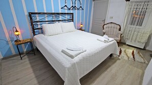 Economic Double Room | 書桌、隔音、免費 Wi-Fi、床單