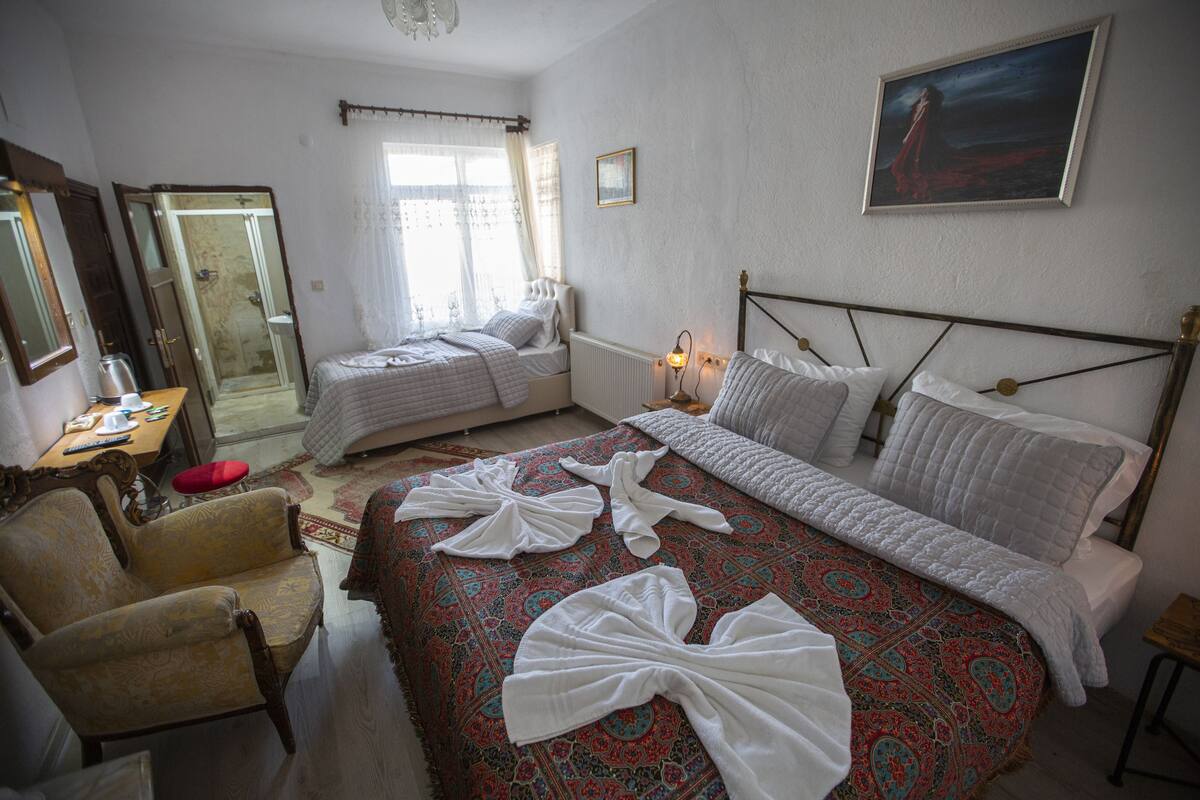 Chambre Familiale | Bureau, chambres insonorisées, Wi-Fi gratuit, draps fournis