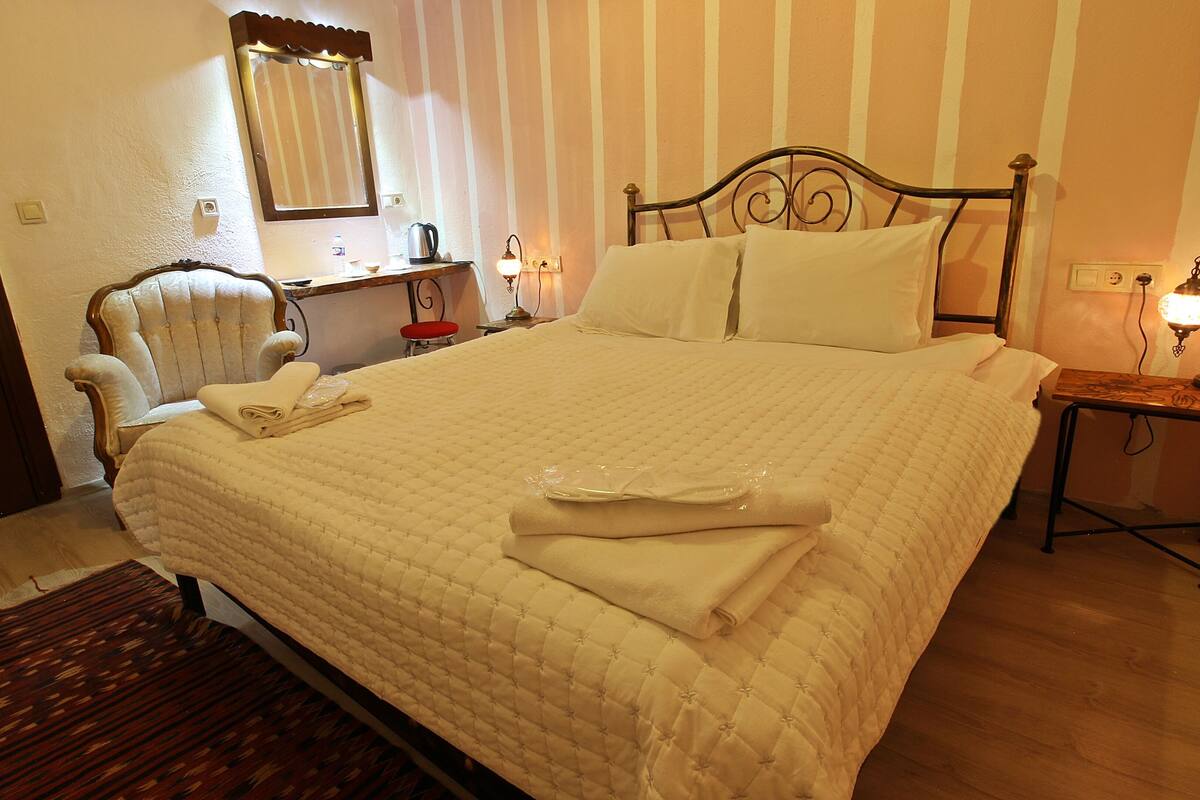 Economic Double Room | Desk, soundproofing, WiFi (free), bed sheets