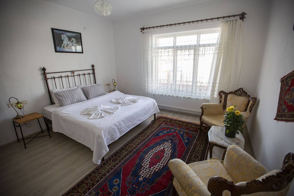 Standard Room | Desk, soundproofing, WiFi (free), bed sheets