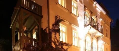 Fassade der Unterkunft â Abend/Nacht