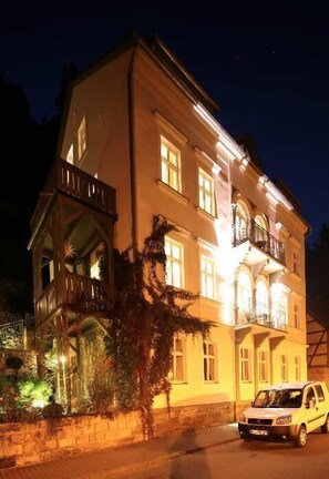 Front of property – evening/night - Apartmenthaus Saxonia (Bad Schandau)