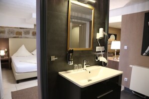 Badkamer met wastafel