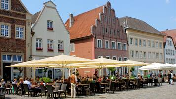 Breakfast, lunch, dinner served; Italian cuisine