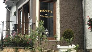 Un edifici amb un rètol que diu "HOTEL IL CAVALLINO".