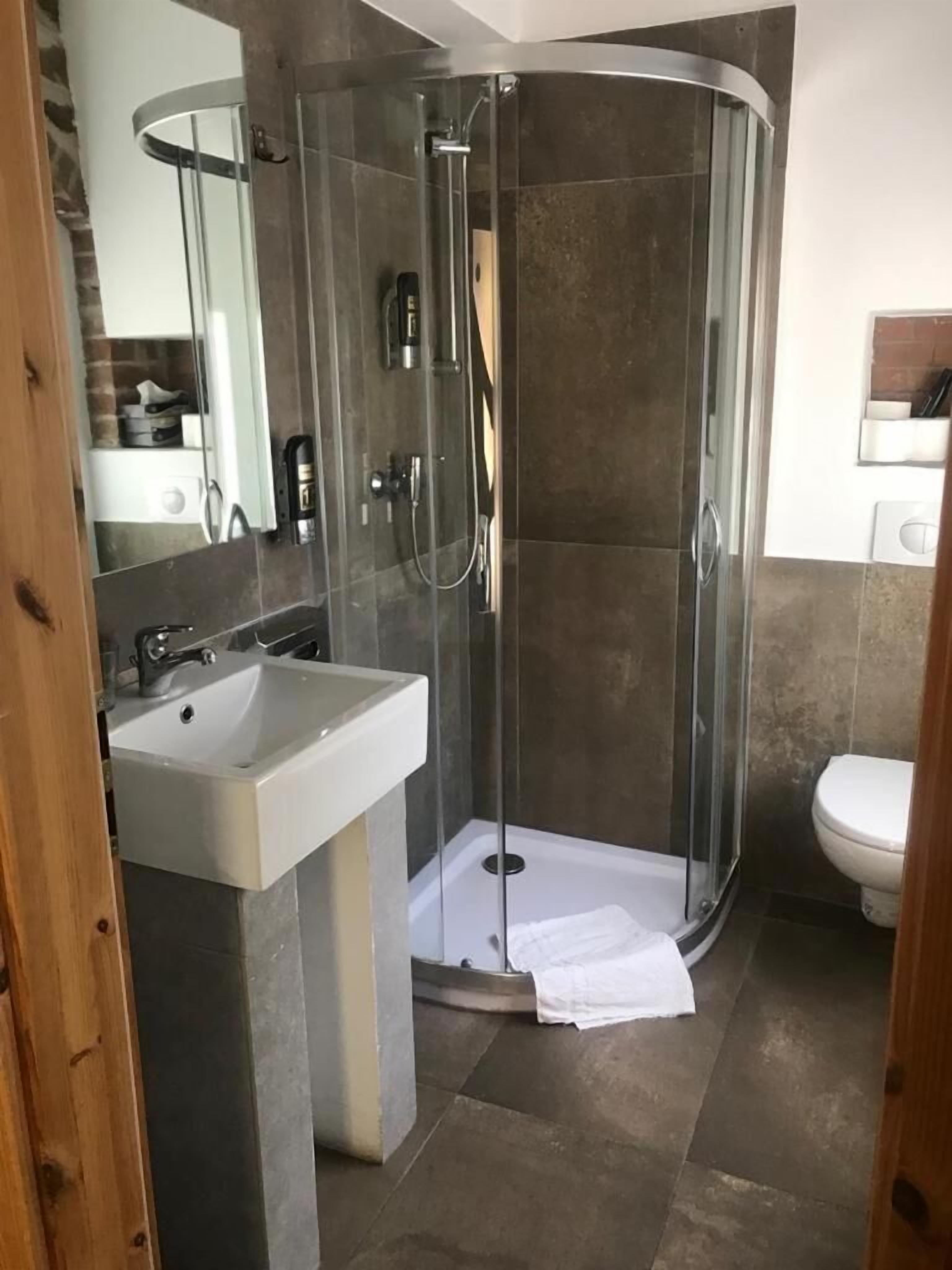 Shower, rainfall showerhead, free toiletries, hair dryer