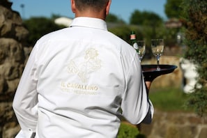 Petit déjeuner, déjeuner et dîner servis sur place
