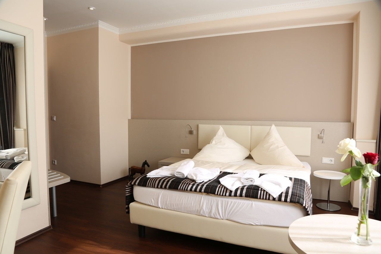 Coffres-forts dans les chambres, bureau, fer et planche à repasser