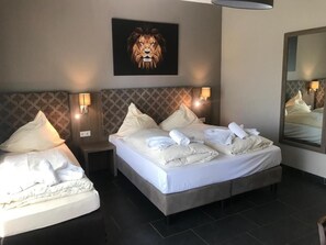 Een kluis op de kamer, een bureau, een strijkplank/strijkijzer