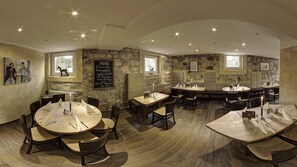 Serveert ontbijt, lunch, diner, Italiaanse gerechten