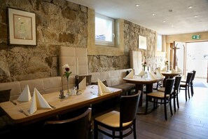 供应早餐、午餐和晚餐，意大利菜