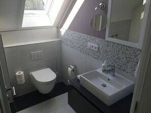 Apartment, 2 Bedrooms | Bathroom | Shower, hair dryer, towels - Elbsandstein Apartments (Meissen)
