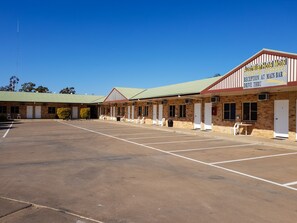 Free self parking - The Australian Hotel St George (St. George)
