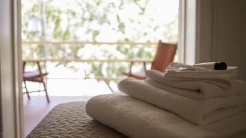 Chambre, salle de bains commune, vue fleuve