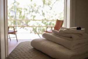 Sistema de insonorización y tabla de planchar con plancha 