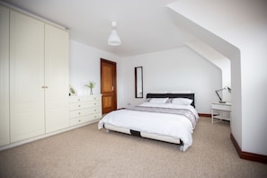 Premium bedding, desk, soundproofing, iron/ironing board - Manor House (Lisburn)