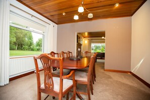 منطقة تناول الطعام للأسر