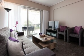 TV - Deluxe 2 bdrm apartment in Voula (Voula)