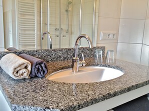 Dusche, Whirlpool, Haartrockner, Handtücher