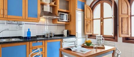 Fridge, microwave, dishwasher, coffee/tea maker