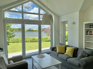 Een televisie, een open haard en een stereo