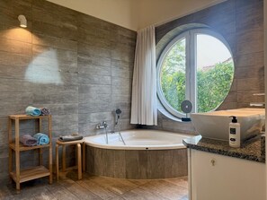 Shower, jetted tub, hair dryer, towels